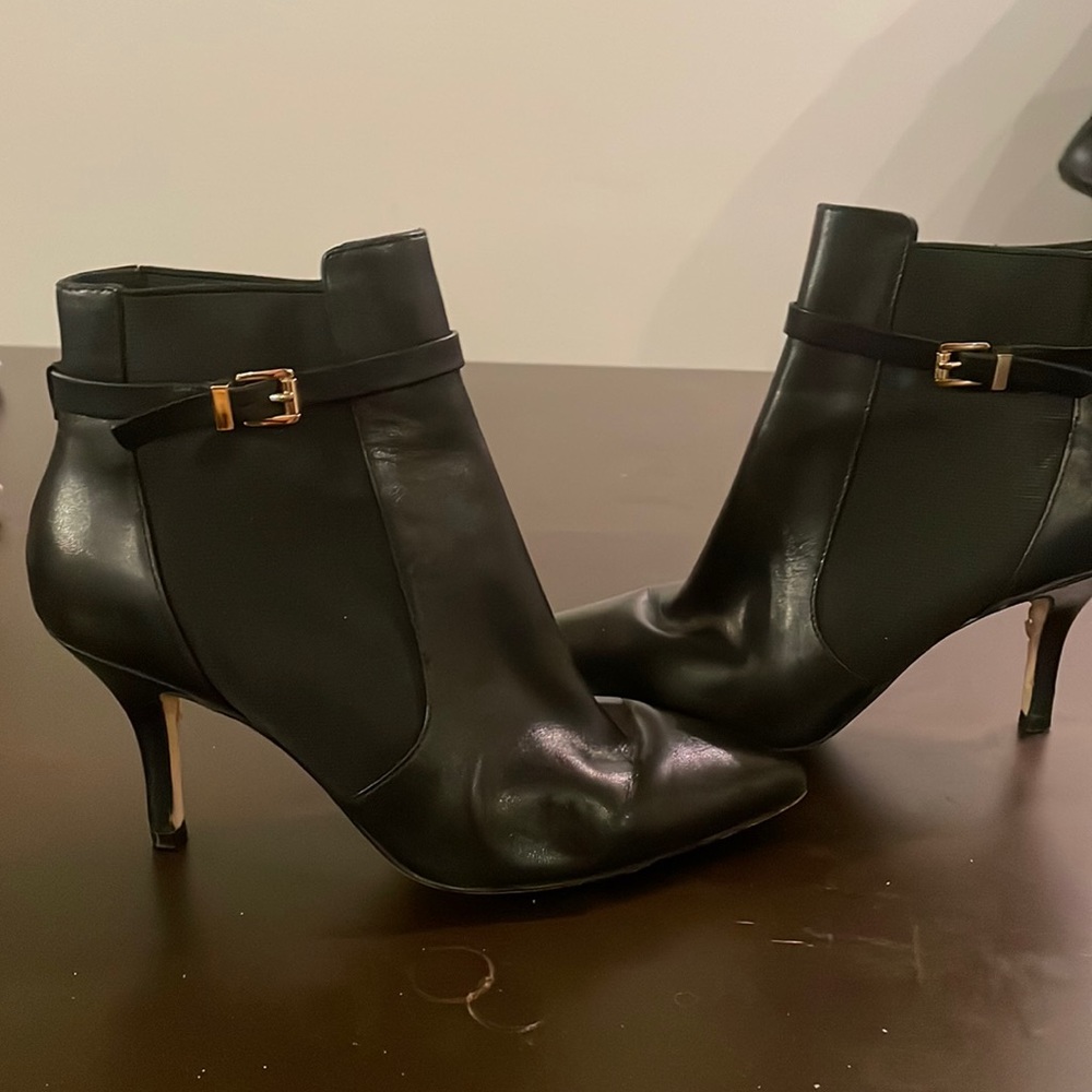 Womens slightly used leather ankle boots